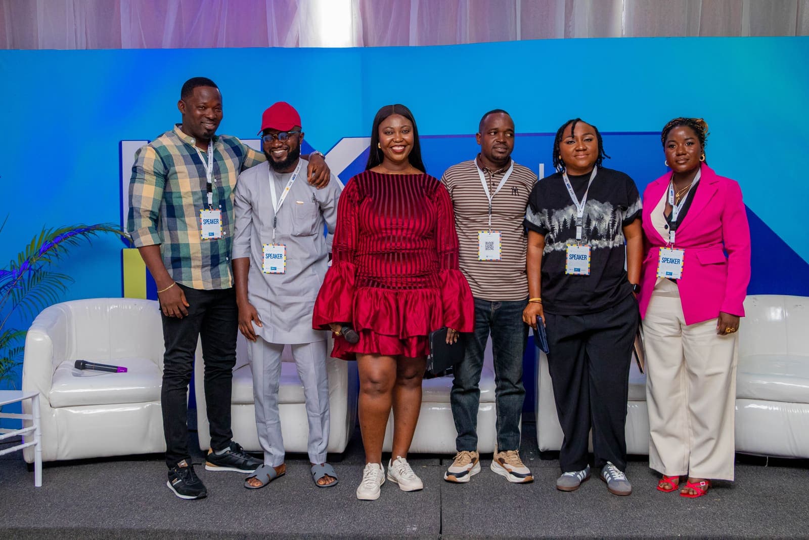 Speakers and members together after a session